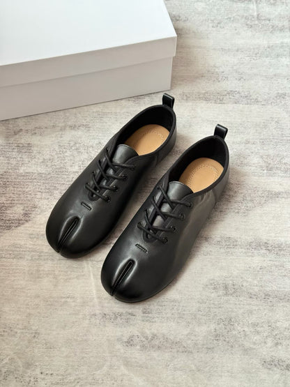 Split-Toe Leather Tabi Flats